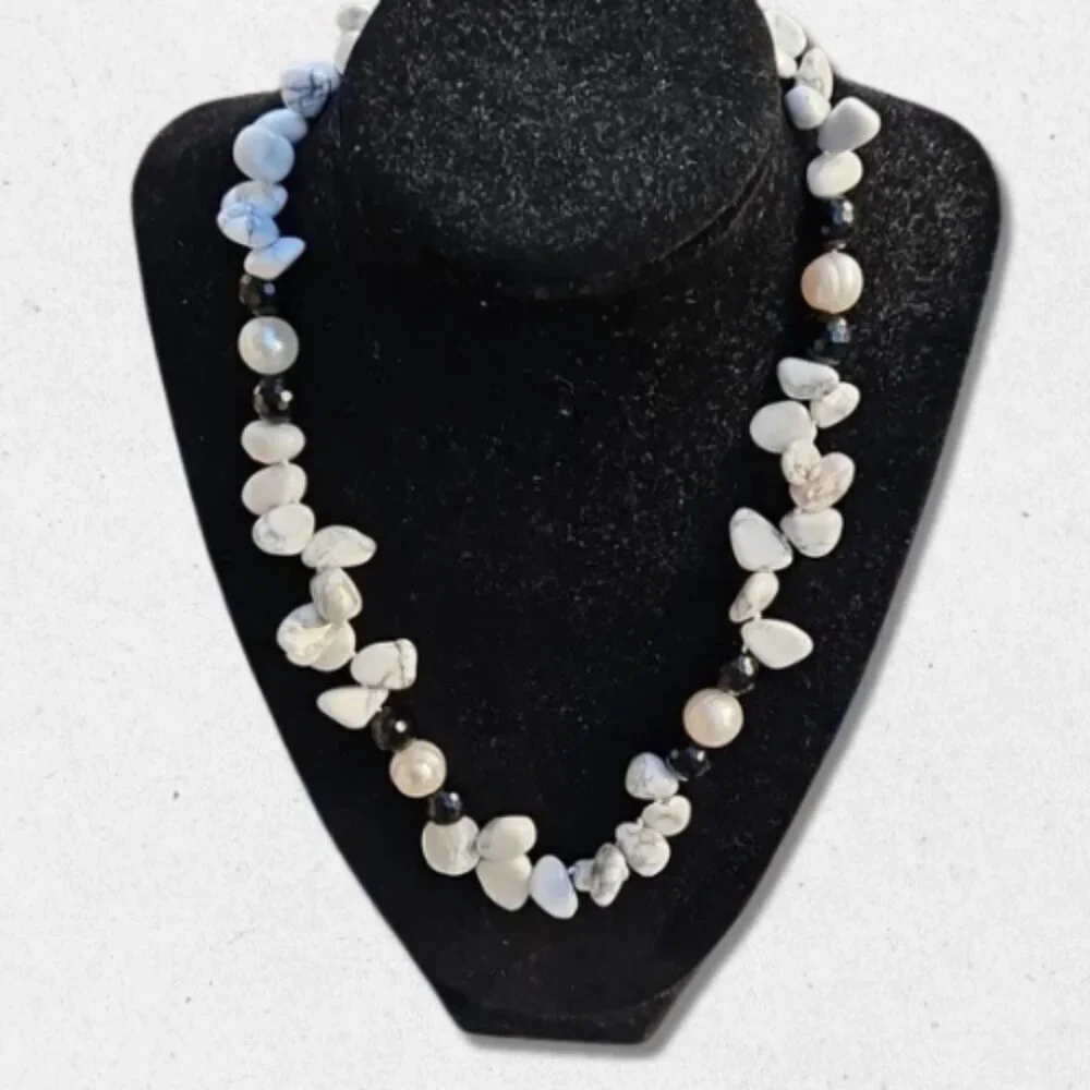 Lustrous Howlite Pear Necklace Faceted Glass Beads Toggle Clasp Black/White OS